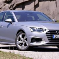 アウディ A4（2020）40TFSI（シルバー）と45TFSI（ダークグレー）の比較