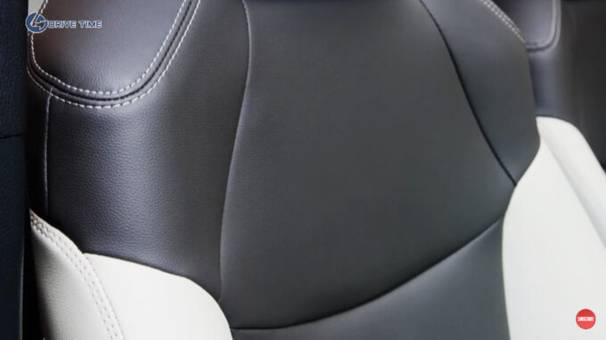 内装｜ブラック＆ホワイト（白黒）｜レザーシート｜トヨタ「カローラクロス」 XLE AWD
